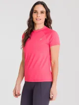 Remera deportiva de manga corta con cuello redondo, confeccionada en tejido técnico suave y transpirable. Presenta un diseño liso en color fucsia con un pequeño logo reflectante en el pecho.