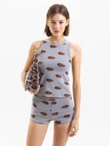 Musculosa gris melange de punto con estampado de labios marrones, de calce entallado y escote redondo.