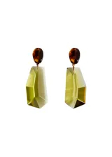 Aros colgantes con diseño geométrico, compuestos por piezas de resina facetada en color verde lima y detalles de resina marmolada en tonos ámbar, unidos por herrajes metálicos dorados.