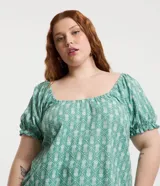 Blusa verde con estampado de piñas, escote cuadrado con elástico, mangas cortas abullonadas y corte holgado.