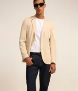 Pantalón de jean slim fit color azul oscuro, con bolsillos delanteros y traseros.