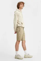 Bermuda color beige de corte chino, con tiro medio y calce recto.