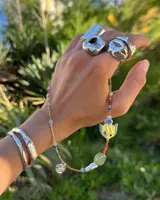 Collar corto de cuentas de colores con dije de pez de cerámica, piedras naturales y detalles en plata 925.