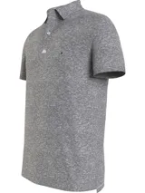 Chomba gris jaspeado Tommy Hilfiger de corte slim, manga corta y cuello polo con cartera de dos botones. Logo de la marca bordado en el pecho.