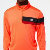 Buzo de running New Balance Accelerate Half Zip, color naranja con franja horizontal negra y roja en el pecho y logo de la marca en blanco.
