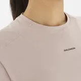 Remera Salomon de manga corta en color rosado, con cuello redondo y el logotipo de la marca impreso en pequeño en el centro del pecho.