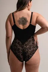 Body color nude confeccionado en lycra y puntilla elastizada, con aro, breteles elásticos regulables, espalda baja y broche en la entrepierna con fundillo de algodón.