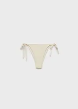 Braga de bikini blanca con textura, corte cheeky, forro interior y cierre de lazos laterales.
