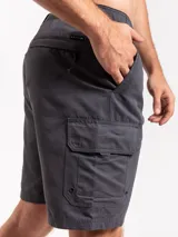 Bermuda cargo color verde militar, con bolsillos laterales con solapa y cierre de botón a presión.