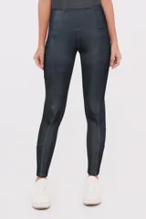 Calza larga de lycra con estampado de camuflaje en tonos grises.