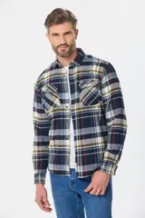 Sobrecamisa a cuadros de viyela gruesa con bolsillos frontales con solapa y botones.