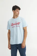 Remera negra con estampado frontal con la frase "Sense of Renewal" y un dibujo de montañas.