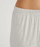 Pijama largo de dos piezas en tejido viscolycra. La blusa es de manga larga con cuello en V y detalles de encaje. El pantalón es liso con cintura elástica y encaje en el ruedo.