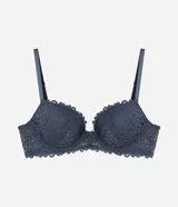 Soutien blanco con aro y copa moldeada, confeccionado en encaje floral. Posee breteles finos ajustables y cierre posterior por colchetes. El diseño presenta laterales anchos y un borde festoneado en la cintura.