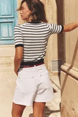 Jersey de punto fino con cuello redondo y manga corta, con terminaciones en rib en cuello, mangas y ruedo.