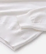 Su ter de punto color blanco de la marca Marfinno, con cuello redondo, manga larga y diseño texturizado en zigzag.