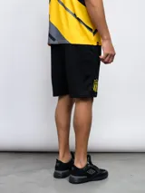 Short deportivo negro con logo del Club Atlético Peñarol bordado en amarillo en la pierna izquierda.