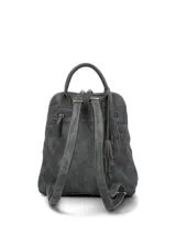 Mochila Hush Puppies color gris, con diseño combinado de cuero sintético y gamuza. Presenta un bolsillo frontal con cierre de hebilla decorativa, compartimento principal con cierre y asa superior.