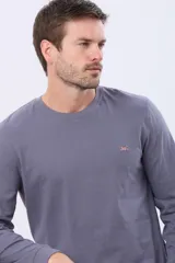 Remera de manga larga color gris, con escote redondo y logo bordado en el pecho.