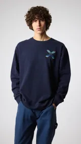 Sudadera azul marino de algodón con cuello redondo y manga larga. Presenta un estampado geométrico multicolor en la espalda y el logo de la marca en la parte superior.