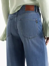 Jeans wide leg de tiro medio en tono azul medio con acabado lavado. Confeccionados en un blend de lyocell, rayón y poliéster.