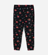 Pantalón de pijama de plush color negro con estampado integral de Cars, incluyendo a Rayo McQueen, el número 95 y rayos. Cuenta con cintura elástica con cordón de ajuste y puños en los tobillos.