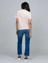 Remera de manga corta Calvin Klein, confeccionada en algodón regenerativo, con cuello redondo acanalado y logo pequeño de la marca estampado en el centro del pecho.