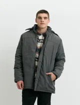 Campera Harrington de color verde oscuro, con cierre frontal de cremallera y solapa con botones a presión, cuello alto y bolsillos laterales.