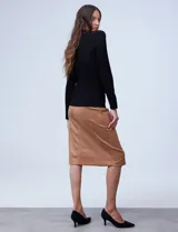 Buzo rosa de tejido acanalado, marca Cable & Gauge, con cuello alto y manga larga con aplique de botones en los puños.