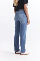 Jean de tiro medio con fit recto, confeccionado en 100% algodón.