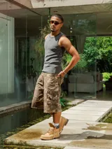 Musculosa de tejido morley lavado, color gris oscuro, con cuello redondo y roturas en el cuello.