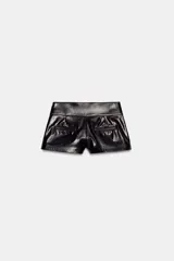 Shorts de tiro medio con efecto de cuero brillante en color negro, con cierre frontal y detalles de botones en la cintura.