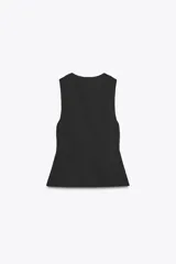 Top entallado rojo sin mangas, con cuello redondo y cierre frontal con cremallera oculta.