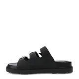 Sandalias de mujer Miss Carol Valencia, de color negro con tres tiras anchas en el empeine, cada una con hebillas metálicas plateadas de diseño occidental y punteras grabadas. Presentan suela plana con plataforma ligera y plantilla acolchada.