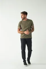 Pantalón chino clásico de corte slim con pasacinto.