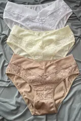 Pack de tres bombachas tiro alto con puntilla elastizada, colores blanco, crudo y beige.