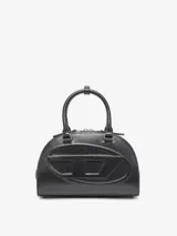 Bolso de mano tipo bowling o doctor bag, color negro, con acabado brillante y gran logo Diesel en relieve en el frente. Posee dos asas superiores y cierre de cremallera.