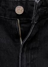 Pantalón de jean tiro alto con diseño wide leg, cinco bolsillos, cierre de cremallera y botón, y trabillas para cinturón.