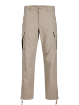 Pantalón cargo de corte relajado y tiro medio color beige, confeccionado en tejido de sarga con bolsillos laterales y traseros.