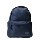 Mochila urbana color azul marino con compartimento principal amplio y bolsillo frontal con cierre. Incluye etiqueta con logo de la marca en la parte inferior.