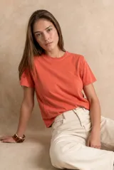 Remera de algodón peinado con efecto lavado, cuello redondo y mangas cortas, de calce ajustado al cuerpo.