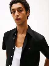 Camisa negra de manga corta confeccionada en popelina de algodón BCI.