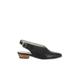 Zapato de cuero color crema, con punta fina, escote en V y laterales calados. Tiene talón descubierto, taco bajo foliado y suela de goma antideslizante.