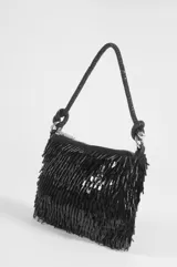 Cartera de fiesta rectangular revestida íntegramente de lentejuelas y canutillos color cobre, con cierre superior y una manija corta de mano con nudos en los extremos.
