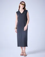 Vestido largo de tejido de punto color gris oscuro con textura metalizada, cuello escote en V y tajos laterales.