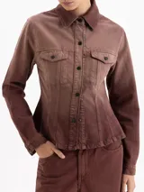 Camisa de algodón con efecto degradé en tonos bordeaux, de corte entallado en la cintura y diseño evasé hacia el ruedo. Presenta cuello clásico, cierre frontal con botones y bolsillos con solapa en el pecho.