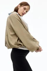 Pantalón ancho negro de punto grueso, de tiro alto con sección elástica ancha en la cintura diseñada para maternidad.