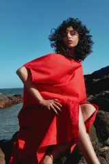 Vestido túnica rojo de lino, con cuello en V y mangas anchas, de corte holgado y largo midi.