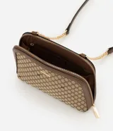 Cartera bandolera Satinato de diseño compacto, confeccionada en lona con estampa geométrica en tonos marrón y beige, con detalles en cuero sintético marrón. Cuenta con cierre perimetral y correa combinada de PU y cadena metálica dorada.