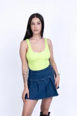 Body color naranja de tejido de punto acanalado, con breteles anchos y escote cuadrado.